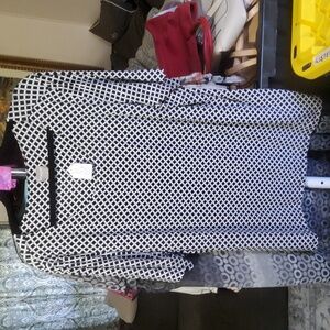 C30 - Chico's Size 4 - Black White Gray Tee - B 25, L 28